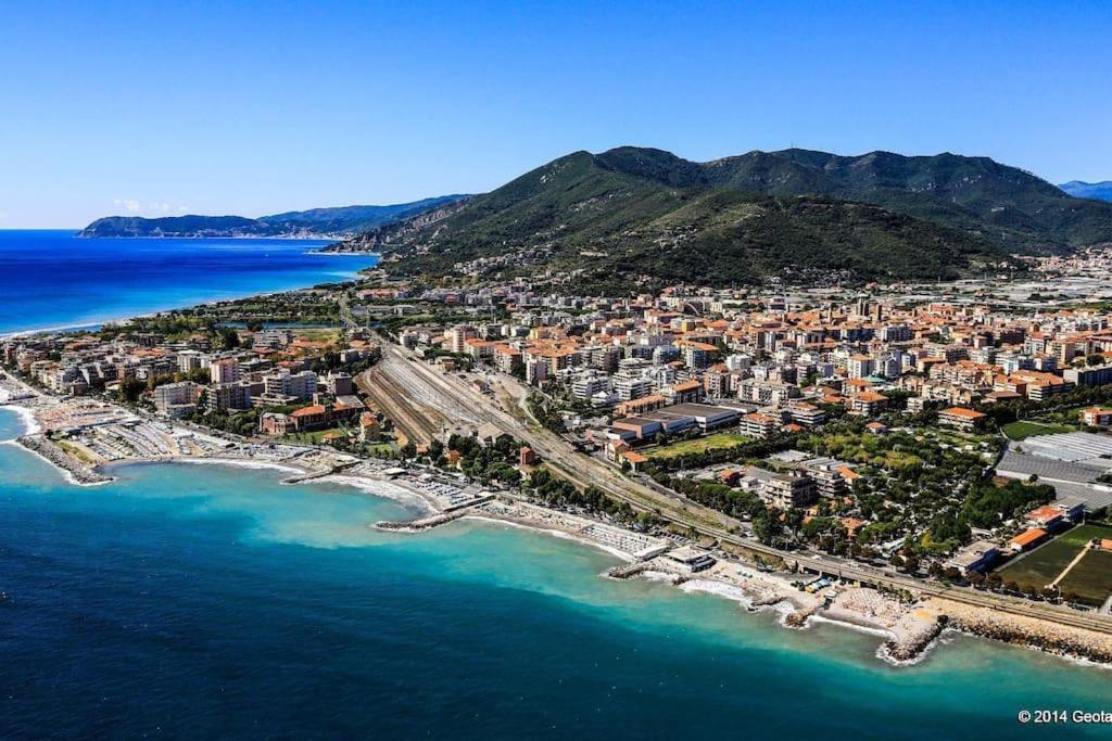 Ampio Appartamento Per 9 Persone A Pochi Passi Dal Mare Albenga Exterior foto